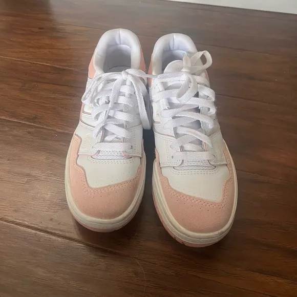 NWOT New Balance Big Kid 550 Pink and White Sneakers -3.5