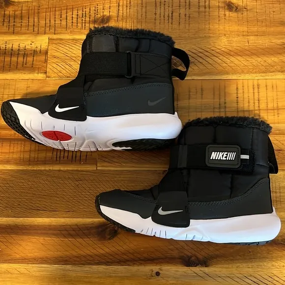 NWOT Nike Boys Flex Advance Boots