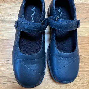 NWOT Nina Kid's Leather Flower Velcro Shoes