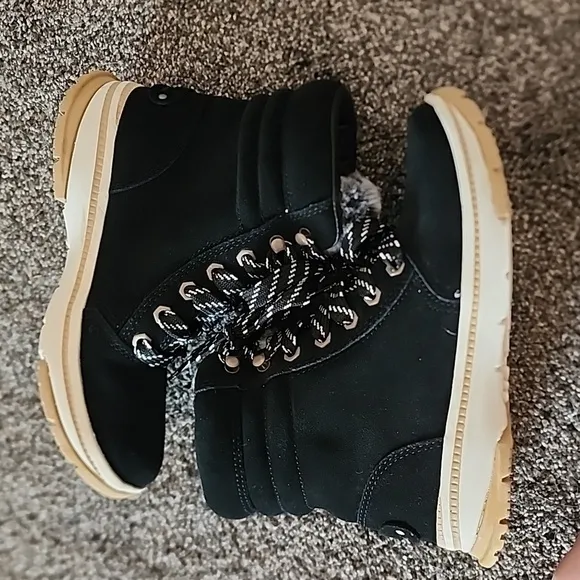NWOT Roxy Alpine Collection boots black/white/tan size 5.5