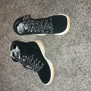 NWOT Roxy Alpine Collection boots black/white/tan size 5.5