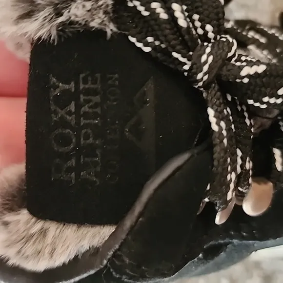 NWOT Roxy Alpine Collection boots black/white/tan size 5.5