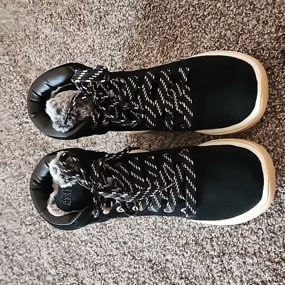 NWOT Roxy Alpine Collection boots black/white/tan size 5.5