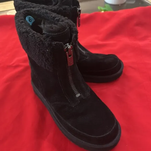 NWOT UGGS BLACK KOOLABURRA BOOTS SIZE 6