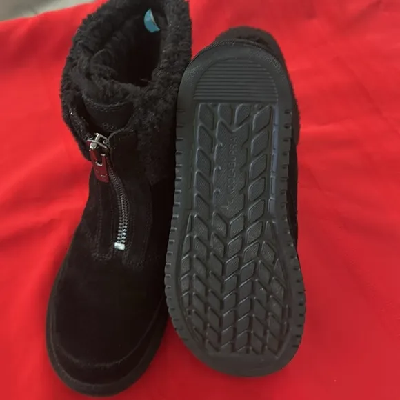 NWOT UGGS BLACK KOOLABURRA BOOTS SIZE 6