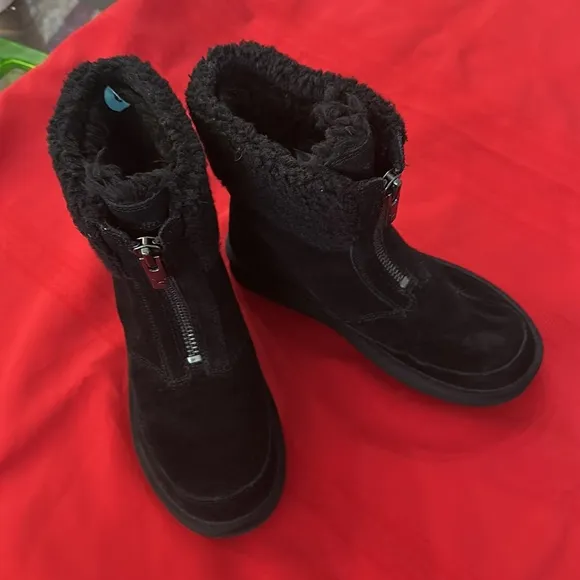NWOT UGGS BLACK KOOLABURRA BOOTS SIZE 6