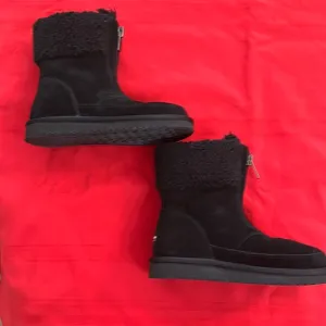 NWOT UGGS BLACK KOOLABURRA BOOTS SIZE 6