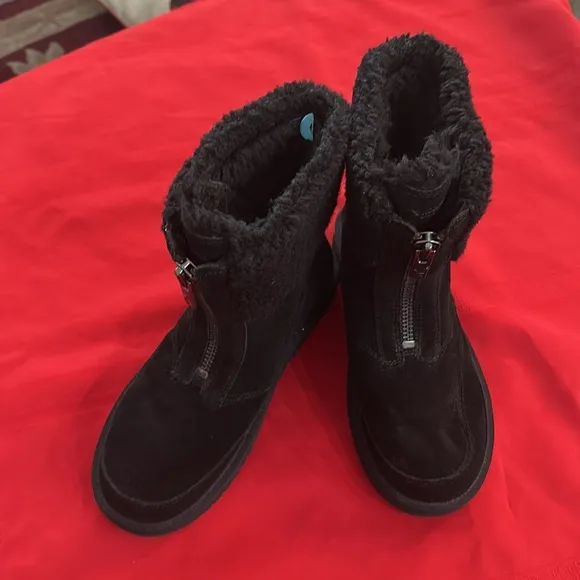 NWOT UGGS BLACK KOOLABURRA BOOTS SIZE 6