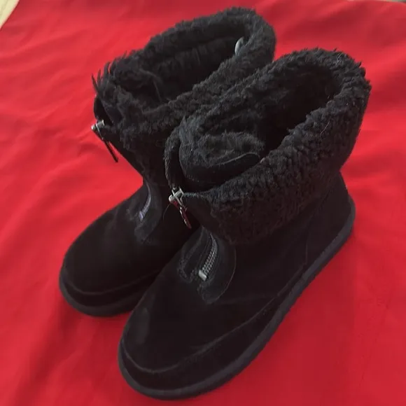 NWOT UGGS BLACK KOOLABURRA BOOTS SIZE 6