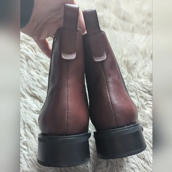 NWT Vagabond Sheila Chelsea Boots in Cognac