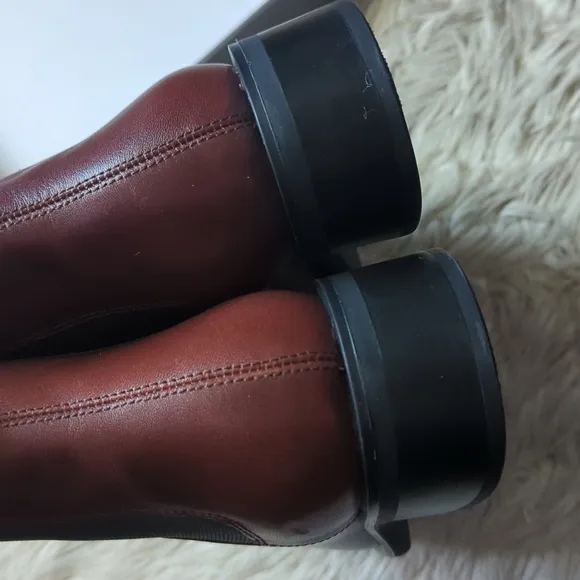 NWT Vagabond Sheila Chelsea Boots in Cognac