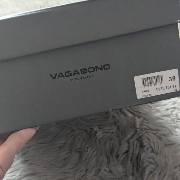 NWT Vagabond Sheila Chelsea Boots in Cognac