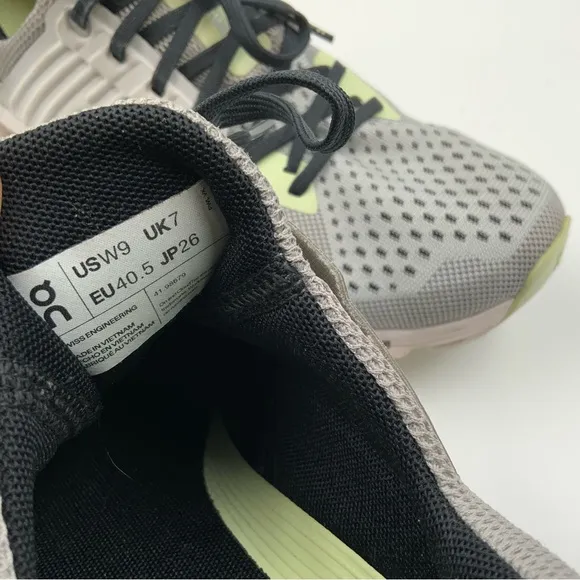 On Running Women’s Cloudswift running Shoe. Gray Athletic Shoes. US Women’s 9.
