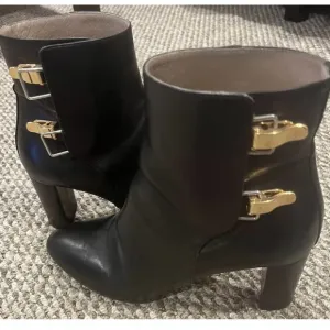 Preowned 2 ankle boots Black CHLOE WITH GOLD BUCKLES BEIGE CHRISTIAN DIOR