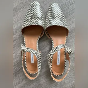 💥PRICE DROP💥 About Arianne Tila Shoe