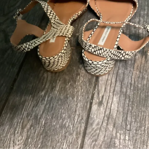 💥PRICE DROP💥 About Arianne Tila Shoe