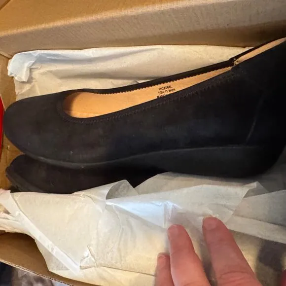 PROPET SLIP ON BLACK SUEDE YARA SHOES, Size 11 Wide, New in Box MSRP $115