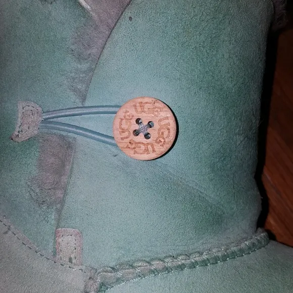Rare, Mint color Bailey Button UGG