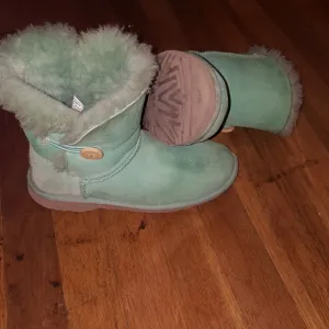 Rare, Mint color Bailey Button UGG