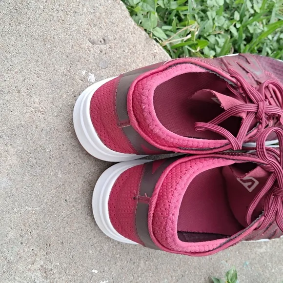 Salomon Women's Burgundy  Sneakers  Athletic Shoes Size 8