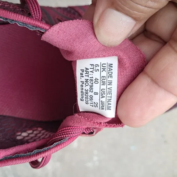 Salomon Women's Burgundy  Sneakers  Athletic Shoes Size 8
