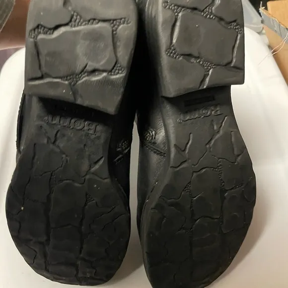 Size 11 Born shearling and black leather short winter boots. Women