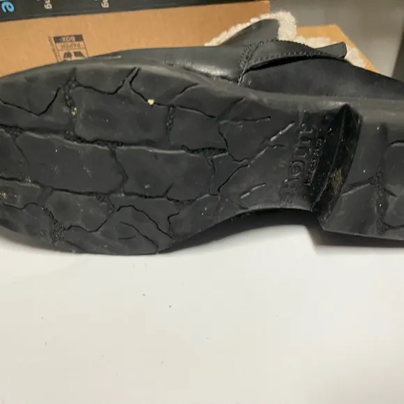 Size 11 Born shearling and black leather short winter boots. Women