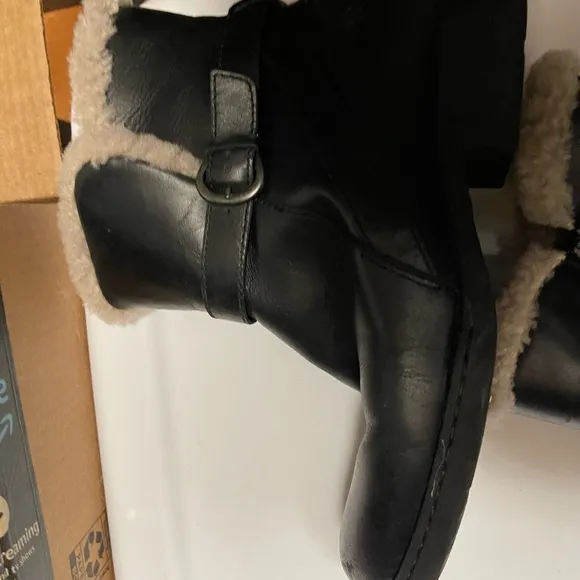 Size 11 Born shearling and black leather short winter boots. Women