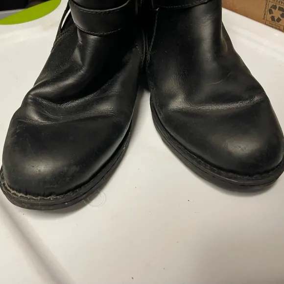 Size 11 Born shearling and black leather short winter boots. Women