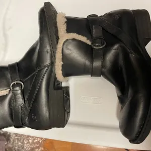 Size 11 Born shearling and black leather short winter boots. Women