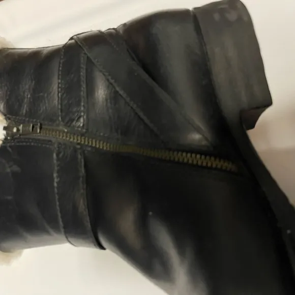 Size 11 Born shearling and black leather short winter boots. Women