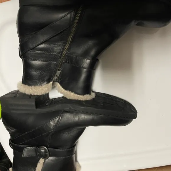 Size 11 Born shearling and black leather short winter boots. Women