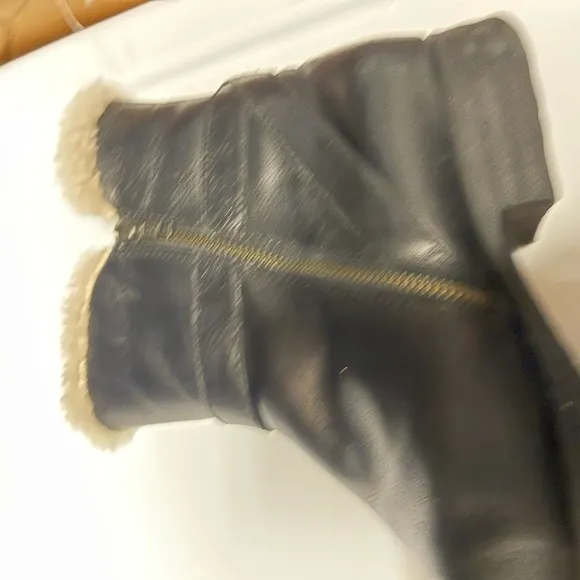 Size 11 Born shearling and black leather short winter boots. Women
