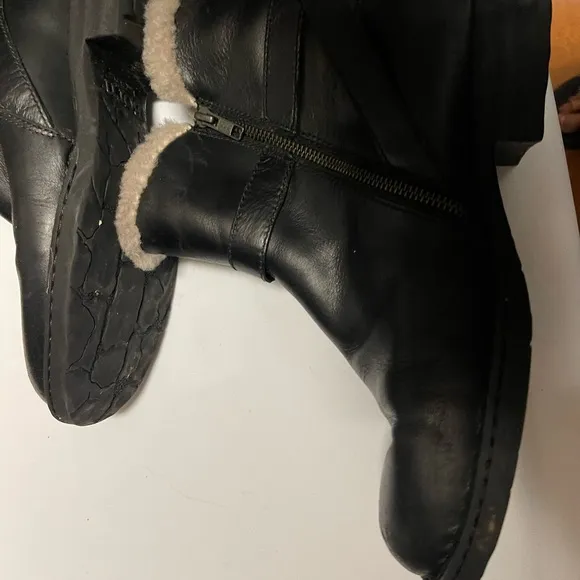 Size 11 Born shearling and black leather short winter boots. Women