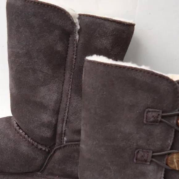 SIZE 13 youth. BEARPAW LAUREN sheepskin boots.