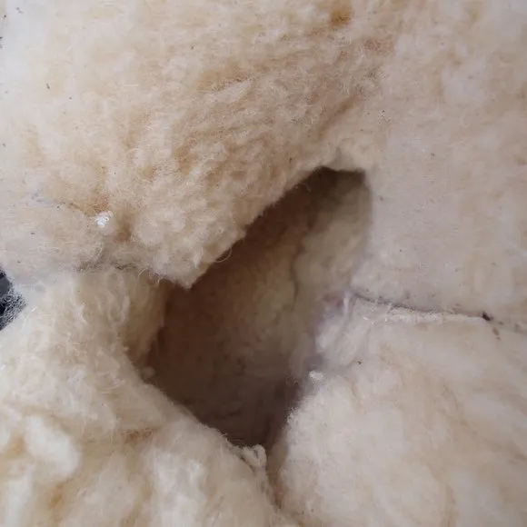 SIZE 13 youth. BEARPAW LAUREN sheepskin boots.