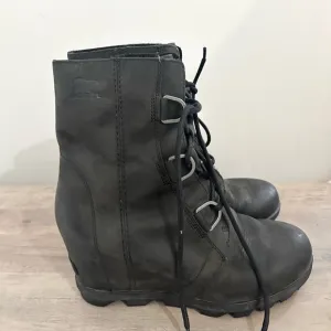 Sorel Joan Of Arctic Wedge II Boots Black Leather NL3018-010 Women’s Size 9