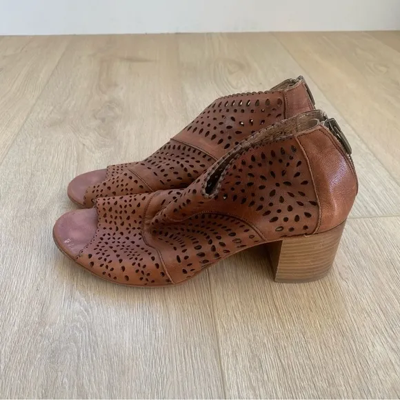 Sundance Orchard Lane Sandals