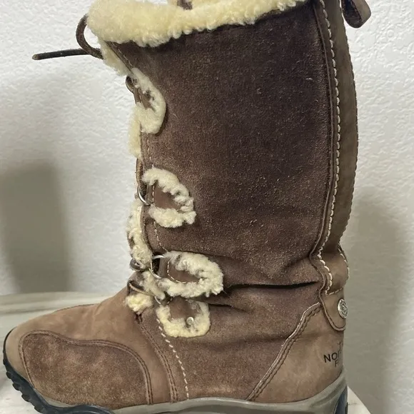 The North Face boots fur lined snow women’s sz 7 lace up 200 gram insula…