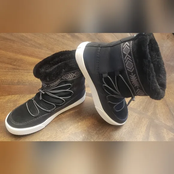 Tom's Alpine Round Toe Stylish Black Winter Boots Size 6