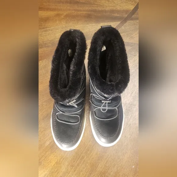 Tom's Alpine Round Toe Stylish Black Winter Boots Size 6