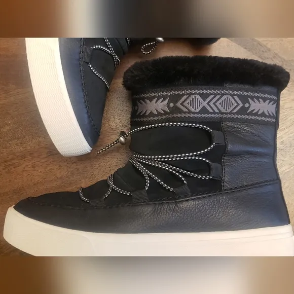 Tom's Alpine Round Toe Stylish Black Winter Boots Size 6
