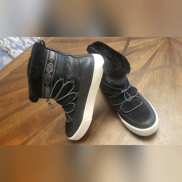 Tom's Alpine Round Toe Stylish Black Winter Boots Size 6