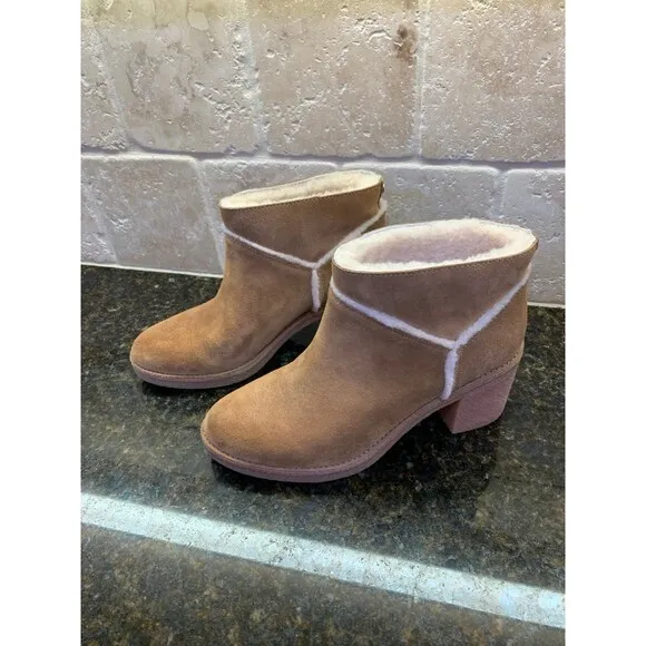 Ugg Australia Women's Kasen II Boots  Size 9 EUC