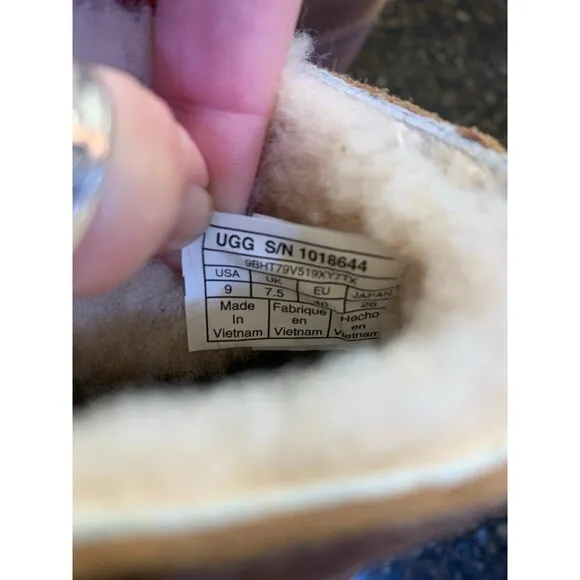Ugg Australia Women's Kasen II Boots  Size 9 EUC