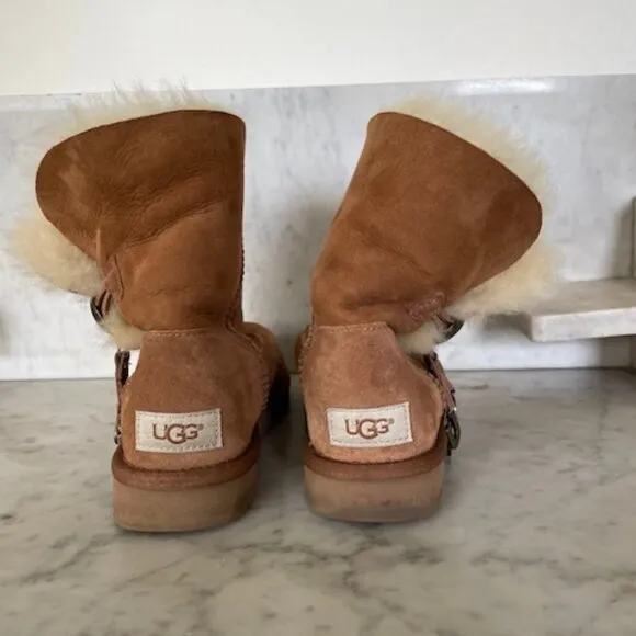 UGG Bailey Button UGG Charm Chestnut Brown Sheepskin Boots Size 6