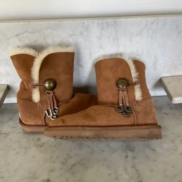 UGG Bailey Button UGG Charm Chestnut Brown Sheepskin Boots Size 6