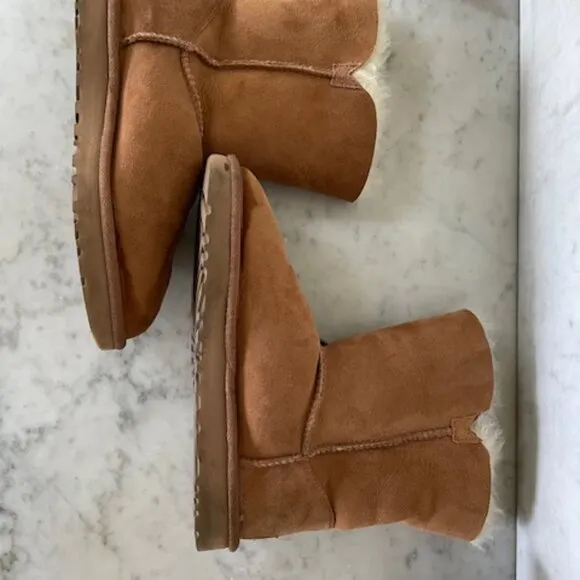 UGG Bailey Button UGG Charm Chestnut Brown Sheepskin Boots Size 6
