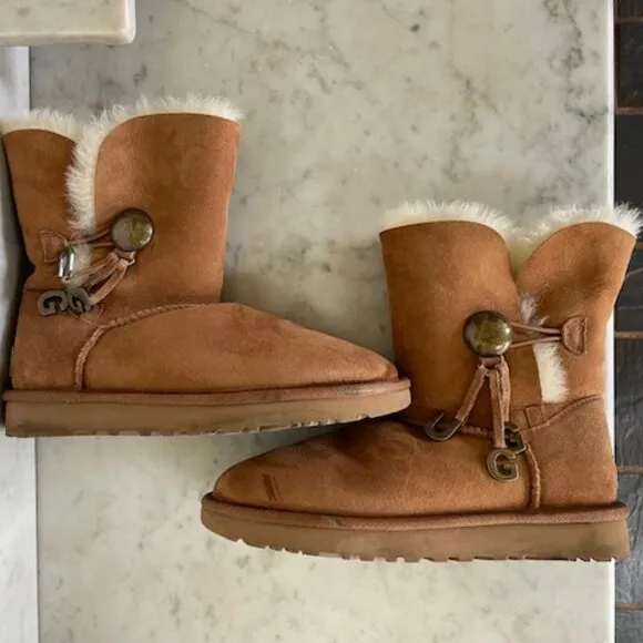 UGG Bailey Button UGG Charm Chestnut Brown Sheepskin Boots Size 6