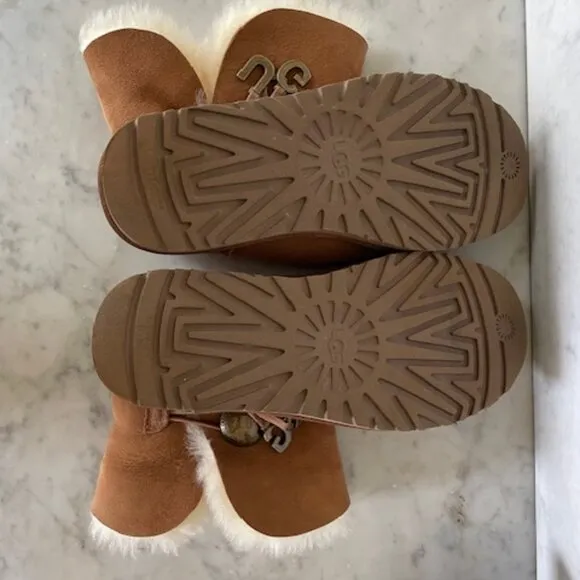 UGG Bailey Button UGG Charm Chestnut Brown Sheepskin Boots Size 6